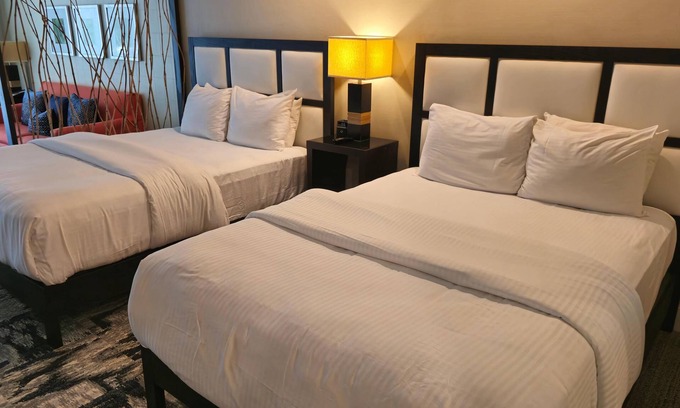 Ludlam Condo | Perfect for Families, Large Studio, Pool & Parking