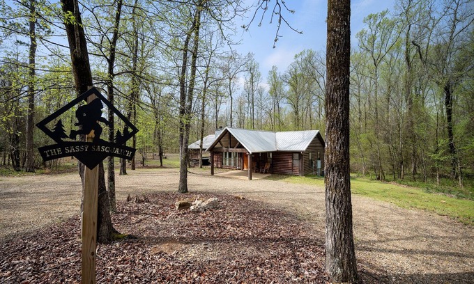 Broken Bow Cabin | Perfect for Families/Couples | Playground | Hottub | No Pet Fees | Peaceful