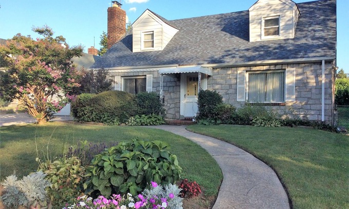 Holliswood House | Perfect for families or business travelers looking lfor extended stay in NYC.