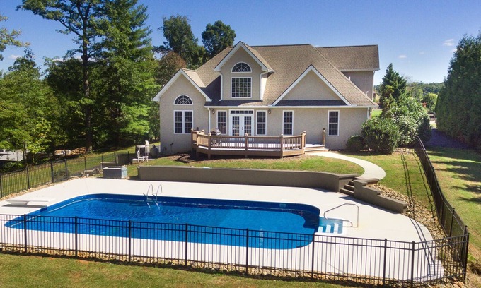 Leicester House | Perfect for family! Luxurious home ~ 20mins to Asheville!