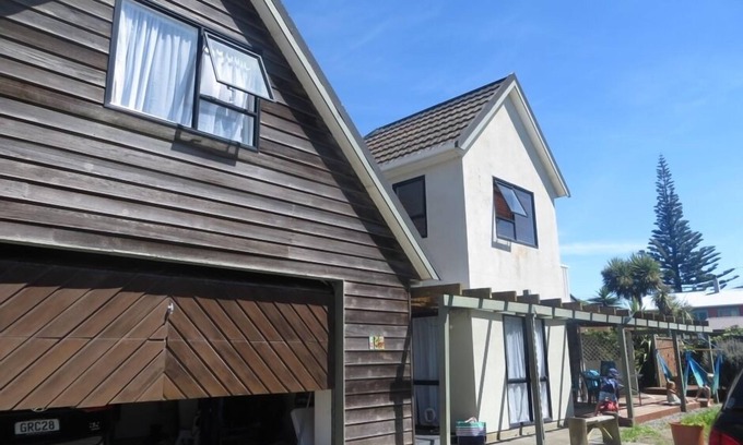 Otaki Beach House | Perfect for Family & Friends - Fantastic spacious beach house