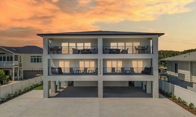 New Smyrna Beach House | 🌊Perfect for Large Groups + Families | Steps to Beach | Flip Flop Living NSB🌊