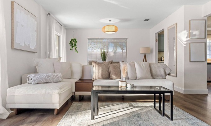 Bay Crest Park House | Perfect for Relaxation and Fun – Pool, Cozy Porch, and Prime Location!