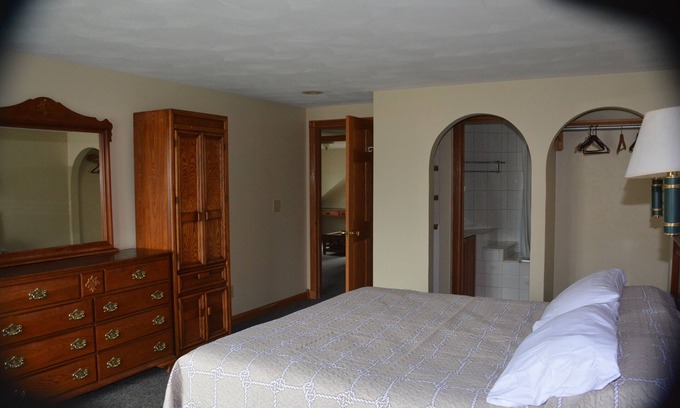 Newport Condo | Perfect For Wedding Guest, Friends Getaway Or Family Vacation