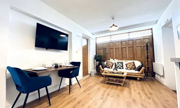 Potters Bar House | Perfect for Work | Van Parking | Walk to Spoons | 18 Min to Central