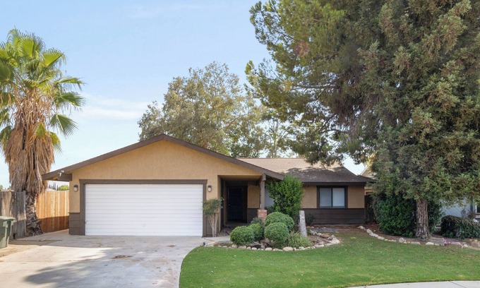 Pumpkin Center House | Perfect getaway in the 93313 neighborhood! Close to Downtown!