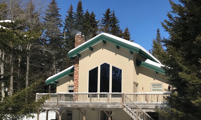 Wilmington House | Perfect Getaway just minutes to Mt Snow plus a Hot Tub!
