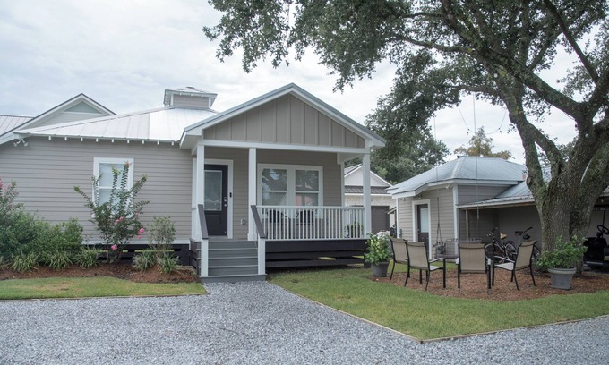 Old Town House | Perfect Getaway! Quaint Cottage 1 block to beach, Old Town, park and more!