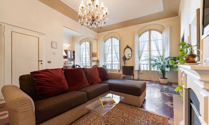 Duomo Apartment | Perfect Heart of Florence-Super Upscale Location-Roomy-Washer-Elevator