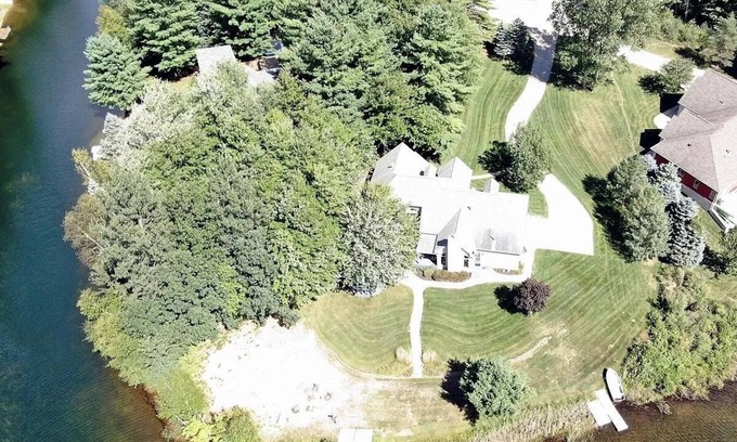 Canadian Lakes House | perfect home for your family lakehouse getaway