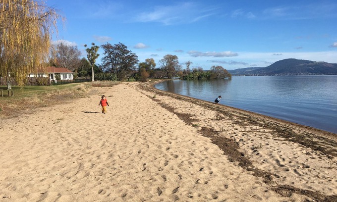 Holdens Bay House | Perfect kiwi bach on Rotorua lake edge