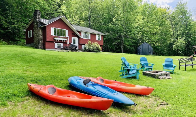 Mount Sunapee House | Perfect Lake or Mountain Getaway Less Than 5 Minutes Away