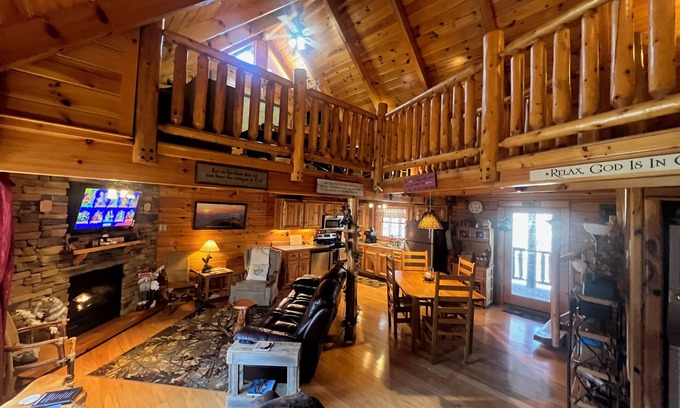 Gatlinburg - Pigeon Forge Cabin | Perfect location between Gatlinburg, Pigeon Forge, and the Great Smoky Mountains