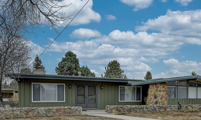 Broadmoor Condo | Perfect Mid-Term Stay - Hiking, Pikes Peak, Pickleball and SO much more!
