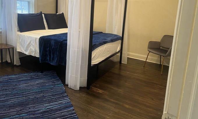 Milwaukee Apartment | perfect MKE getaway new 3br upper duplex
