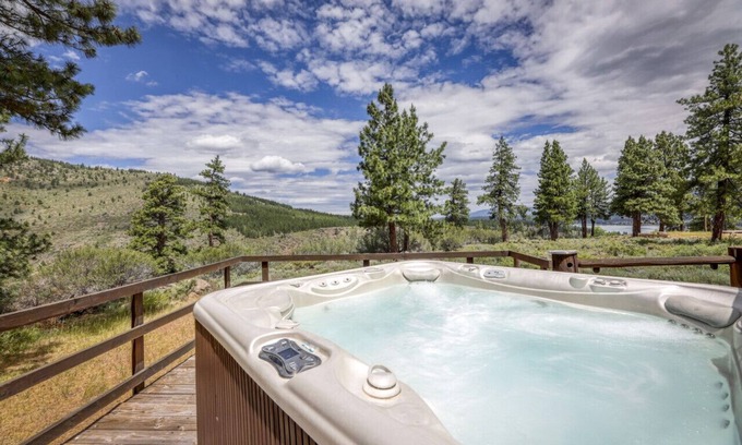 Truckee House | Perfect Mountain Escape, Great Views & Hot Tub