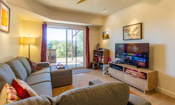 Oakhurst Apartment | Perfect Mountain Getaway with mountain views and private patio