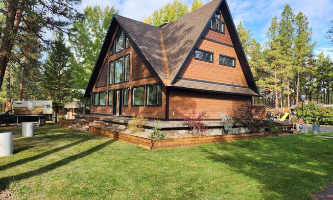 East Kootenay Cottage | Perfect Mountain Getaway