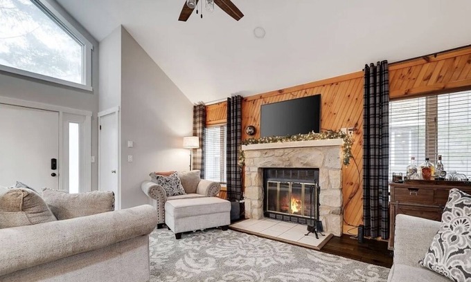 White Haven Cottage | Perfect Pocono Getaway! Ski, Golf, and lake access!