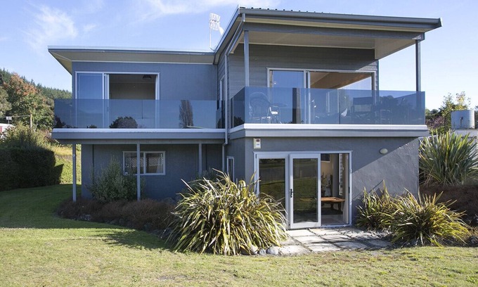 Motuoapa Cottage | Perfect Position - Motuoapa Holiday Home
