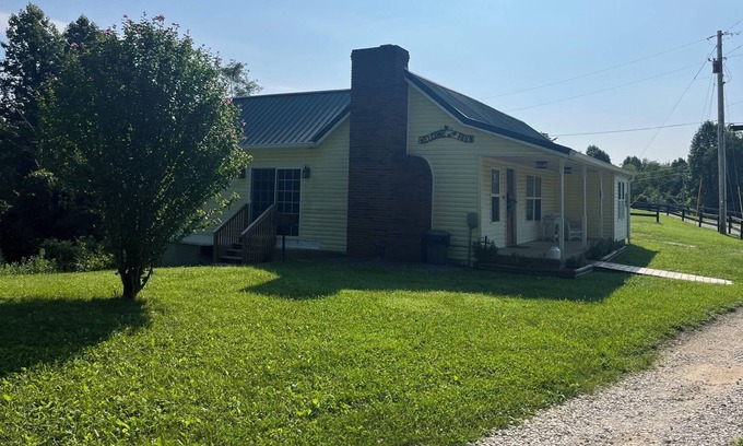 Rogers Other | Perfect RRG Location - Farmhouse with hot tub