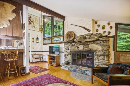 Pittsfield House | Perfect secluded 3 bedroom cozy getaway home Hawk Landing