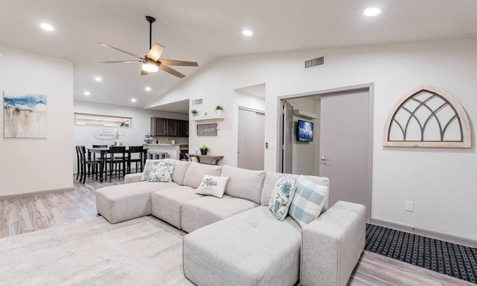Mesa House | Perfect Staycation - Pet Friendly, Fire Pit, BBQ