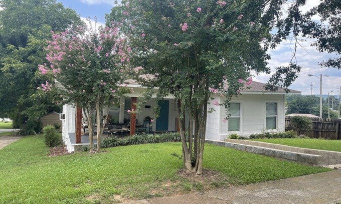 Guntersville House | Perfectly located cottage in the heart of town! Walk to everything!