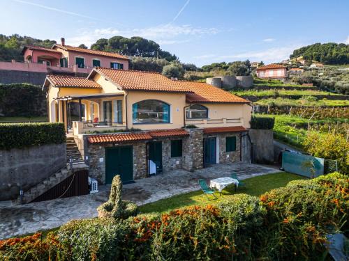 Pantai Apartment | Perla sul mare con giardino