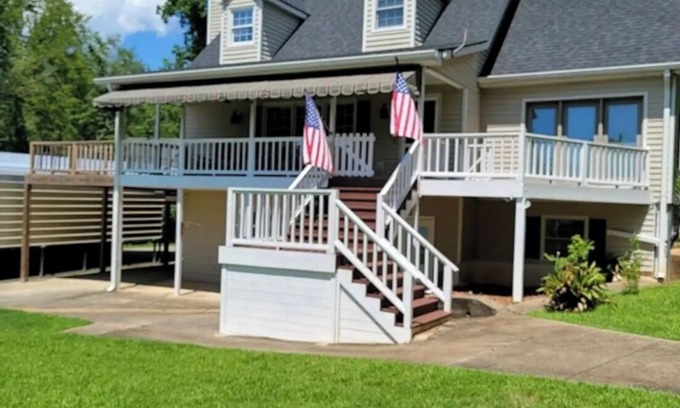 Milledgeville House | Persimmon Place, handicap access/military discount