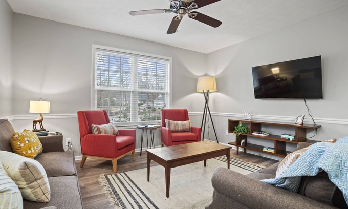 Travelers Rest House | Pet & Family-Friendly 4BR, Sports Court Near NGU