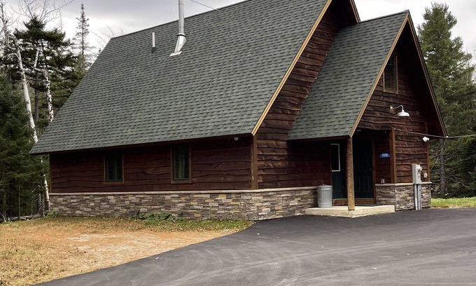 Carrabassett Valley House | Pet-Friendly Home in a Quiet Neighborhood Near Sugarloaf Mountain