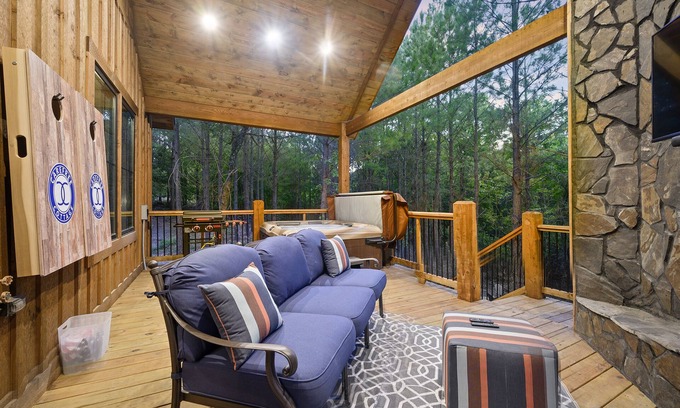 Broken Bow Cabin | Pet Friendly 1 bedroom cabin- Come relax behind the pine curtain