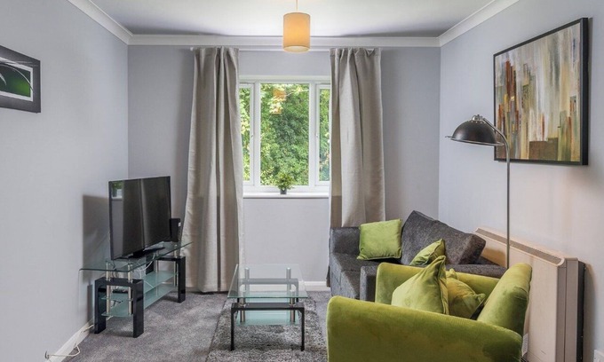 Southgate Apartment | Pet Friendly 1-Bedroom Corporate Apartment in Peaceful Crawley with Free Parking