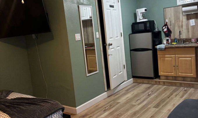 South Gate Ridge Apartment | Pet-Friendly 1BR Sarasota Florida Vacation Rental, Patio, Near Beaches, 2 Guests