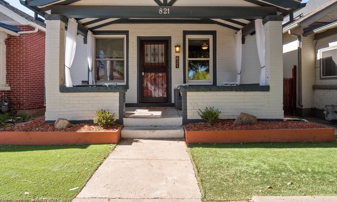Lincoln Park House | Pet Friendly 2 Bedroom Bungalow in the Heart of Denver!
