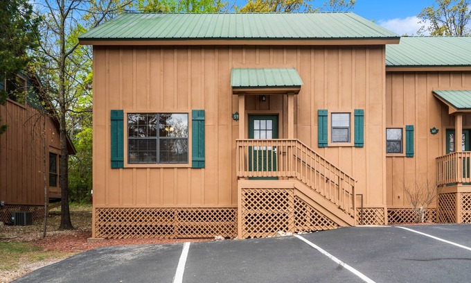 Branson Cabin | Pet-Friendly 2BR Cabin with Jetted Tub, Pools & Screened Deck Near Branson