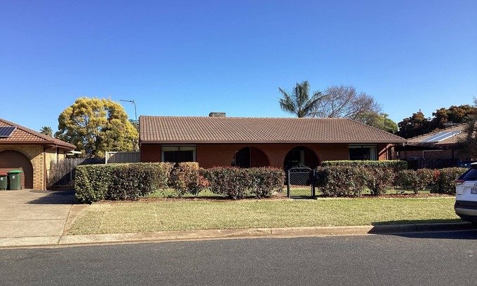 Dubbo House | Pet friendly, 3 bedroom home, close to shops, attractions & medical specialists.