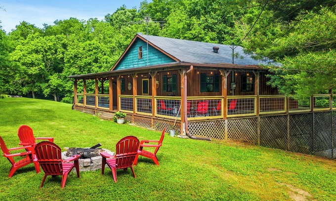 Sevierville Cabin | Pet-friendly 3BD Cabin w/HOT TUB! FirePit +Arcade