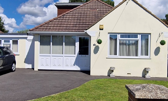 Christchurch House | Pet friendly 4 bedroom with secure garden. Close to New Forest Park and beach