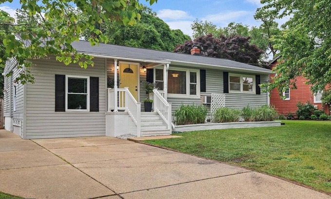 Eastport House | Pet Friendly, 4 Bedrooms in Annapolis, MD less than 2 miles to Naval Academy.