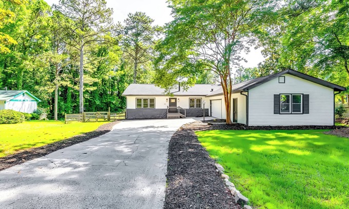 Acworth House | Pet-Friendly 4BR Home w/Full Gym, 3BT and Patio by Ballparks in Woodstock