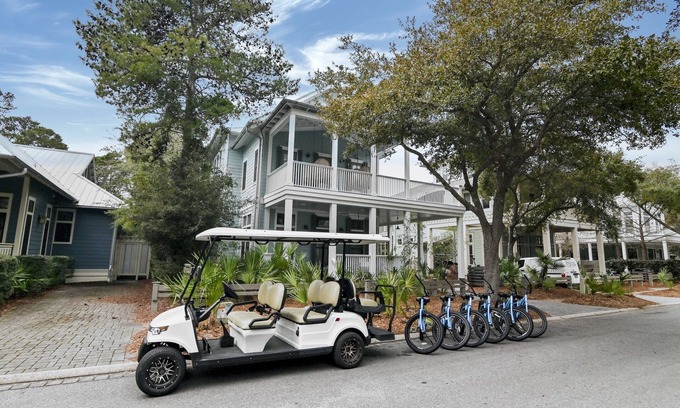 Watercolor House | Pet Friendly! 6 Seater Golf Cart, 6 bikes! Next to Waterpark & Beach!