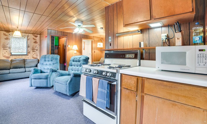 Alger Cabin | Pet-Friendly Alger Cabin - Close to the River!