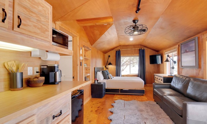 Apple Valley Apartment | Pet-Friendly Apple Valley Getaway w/Fire Pit!