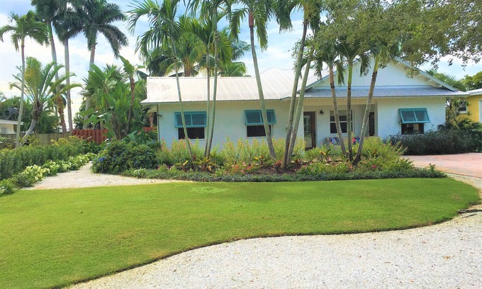 Lake Park House | Pet Friendly Beachy Home in the Heart of Naples! Multi Month Discount!