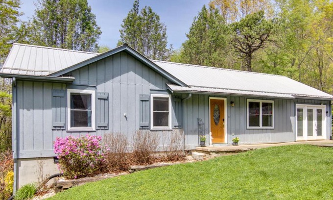 Ridgecrest House | Pet-Friendly Black Mountain Vacation Home with Deck