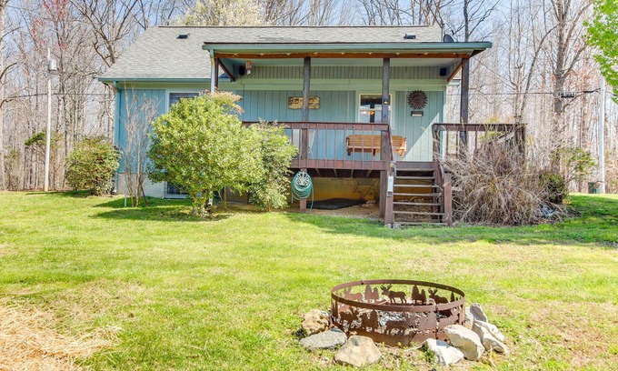 Byrdstown Cottage | Pet-Friendly Byrdstown Cottage w/Deck & Fire Pit!