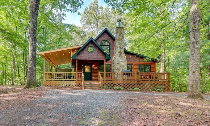 Mineral Bluff Cabin | Pet-Friendly Cabin w/Hot Tub in Mineral Bluff!