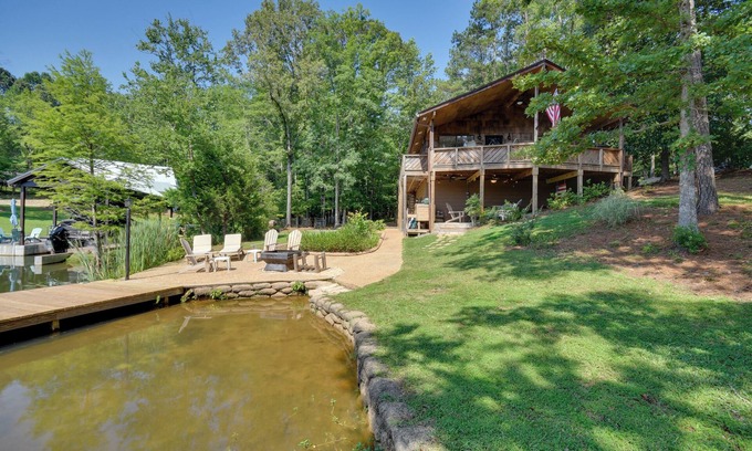 Jacksons' Gap Cabin | Pet-Friendly Cabin w/Dock on Lake Martin!